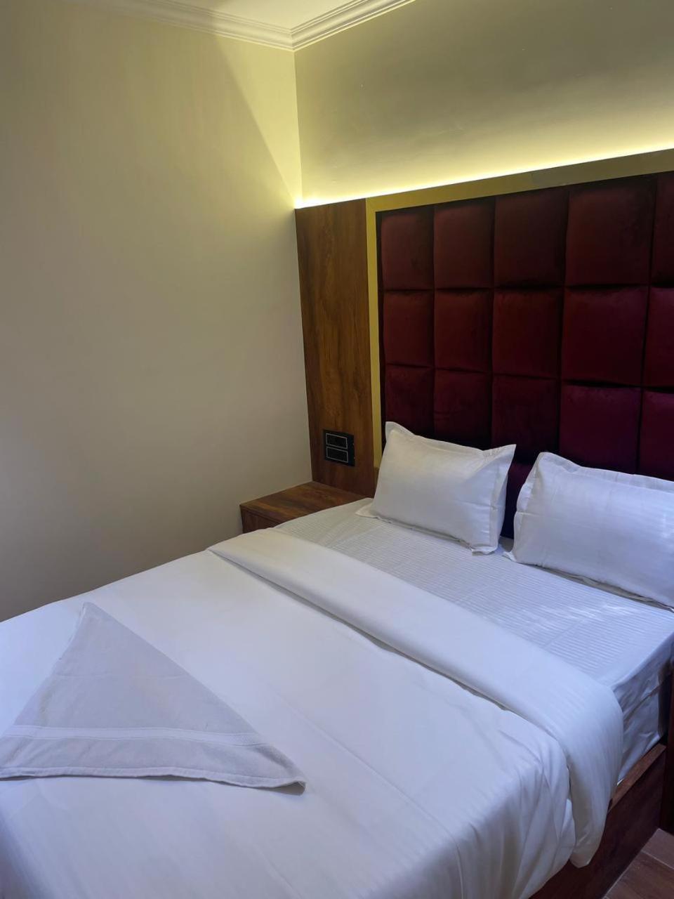 Hotel Sai Palace- Near Tata Memorial Hospital Мумбаи Экстерьер фото